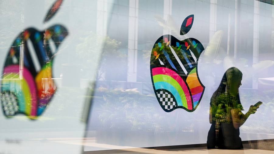 Read more about the article Apple breaks through $3tn valuation as shares hit all-time high