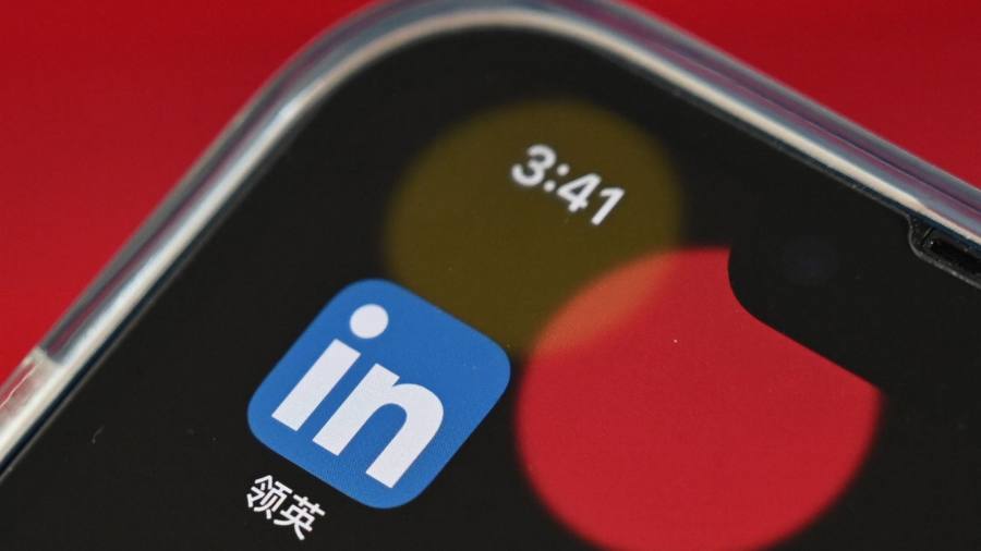 You are currently viewing LinkedIn to close China jobs service and cites strong competition