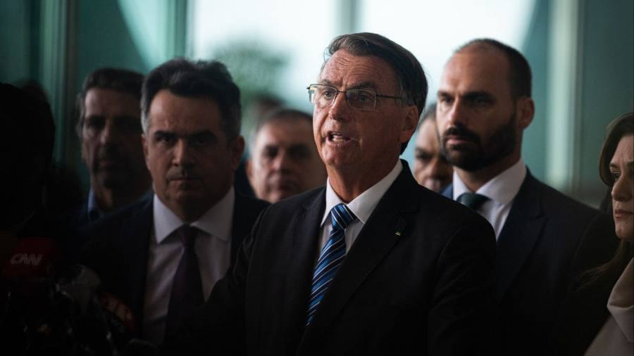 Jair Bolsonaro schwört, sich an die brasilianische Verfassung zu halten, ohne Wahlen zu kassieren