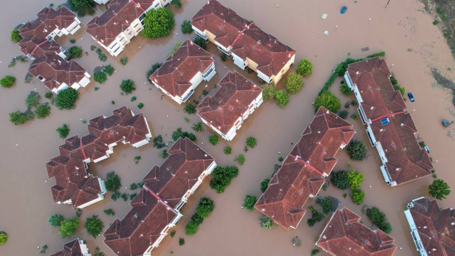 Plotselinge overstromingen op droge grond over de hele wereld volgen recordhittegolven