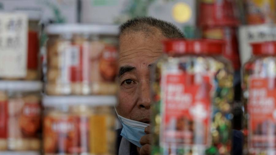 讨价还价的中国购物者正在疯狂购买即将过期的食品