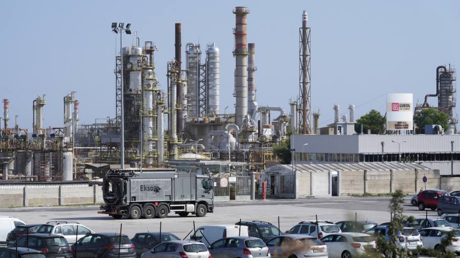 Lukoil rifiuta l’offerta di acquisto del gruppo statunitense della raffineria siciliana