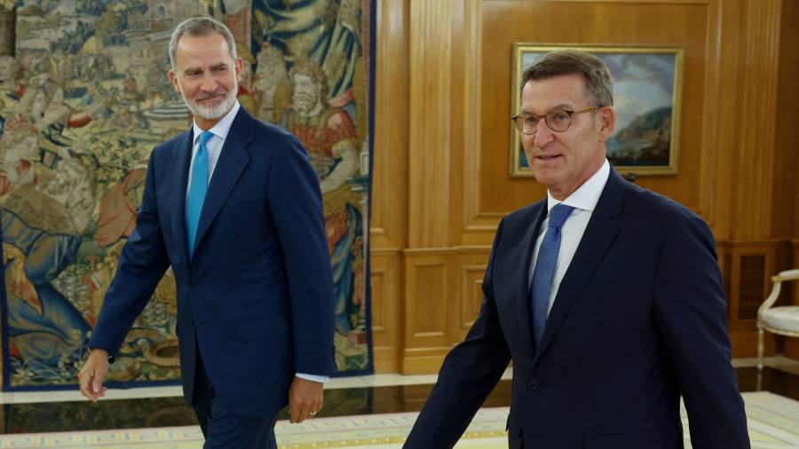ملك إسبانيا يمنح المعارضة المحافظة الفرصة الأولى لتشكيل الحكومة
