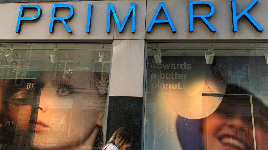 El propietario de Primark, ABF, advierte sobre las ganancias como un fuerte mordisco del dólar