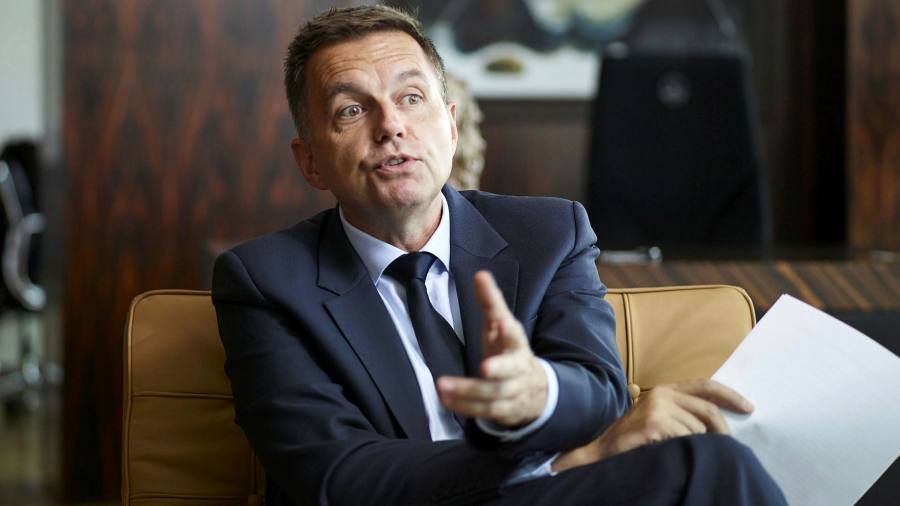 Photo of Slovenský právnik stiahol obvinenie voči členovi rady ECB