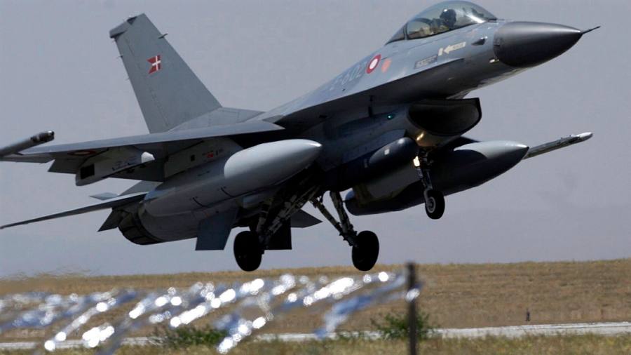The United States begins training Ukrainian pilots on F-16 fighter jets