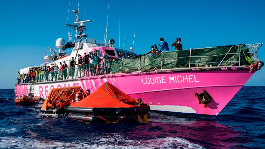 Photo of Italien beschlagnahmt ein von Banksy finanziertes Rettungsschiff, da die Überfahrten von Migranten zunehmen