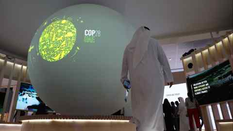 Ketua COP28 menetapkan agenda untuk dana $100bn dan mendorong untuk teknologi ‘rendah karbon’