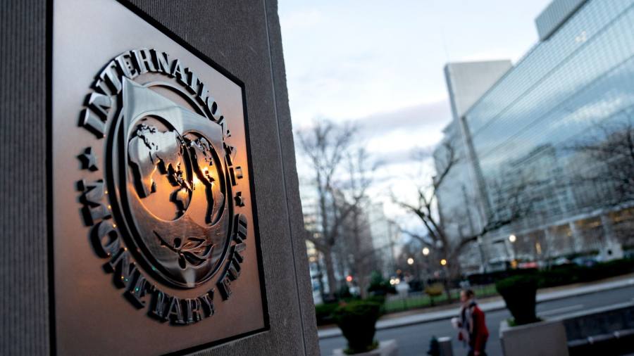 Ucrania obtiene préstamo de 15.600 millones de dólares del FMI