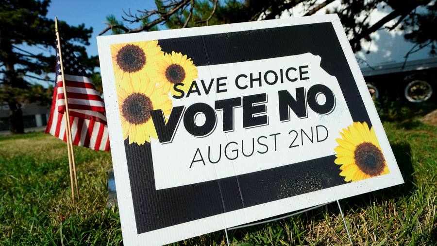 Para pemilih Kansas menolak amandemen anti-aborsi terhadap konstitusi negara