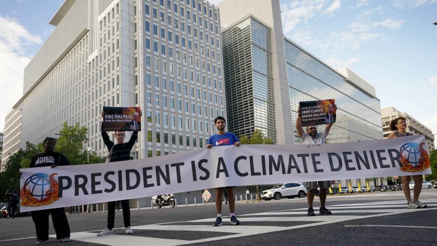 رئيس البنك الدولي يتعرض لضغوط للاستقالة بسبب شكوك بشأن تغير المناخ
