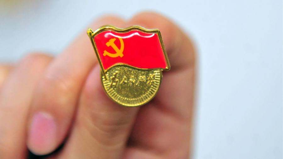 Mitarbeiter von EY China werden ermutigt, Abzeichen der kommunistischen Partei zu tragen