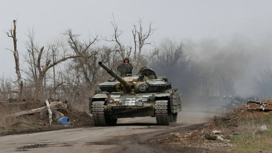 ترسل الولايات المتحدة المزيد من الأسلحة والمعلومات الاستخباراتية إلى أوكرانيا لصد الهجوم الروسي