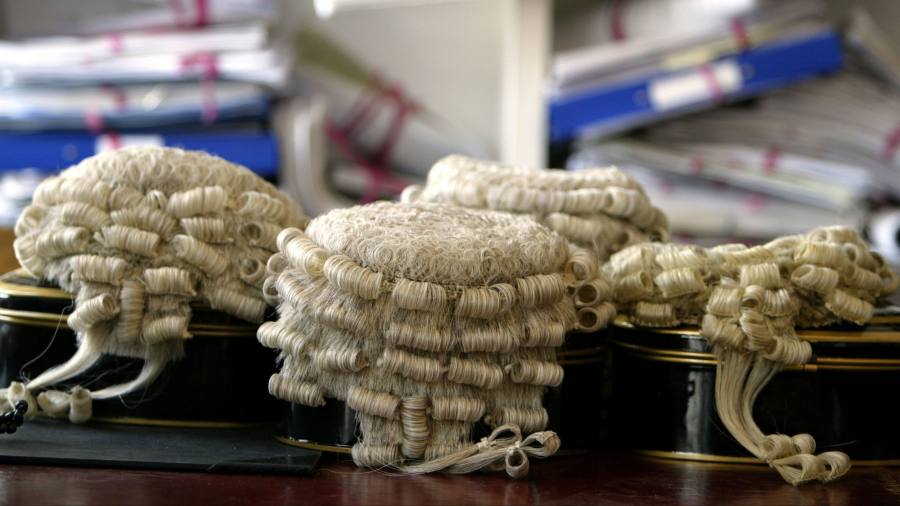 L’assureur des avocats anglais a payé 750 000 £ à son propre directeur pour lutter contre les affaires