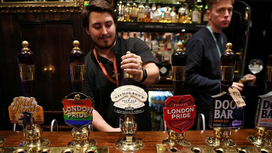 Los pubs del Reino Unido se ven obligados a reducir los descuentos y restringir los menús a medida que aumentan los costos