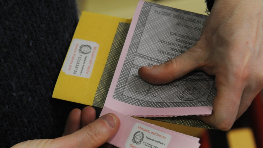 أبلغ المغتربون الإيطاليون عن مخالفات في بطاقات الاقتراع عبر البريد