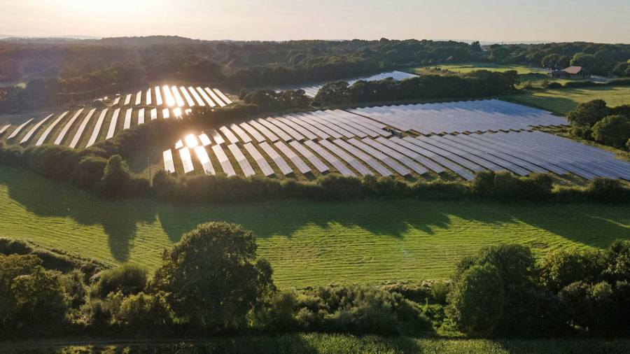 Le ministre britannique vise à tripler la capacité d’énergie solaire d’ici 2030