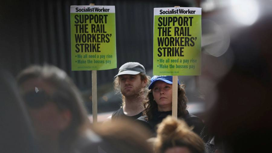 Grève ferroviaire au Royaume-Uni : la solution devrait convenir aux passagers, pas au personnel ou aux patrons