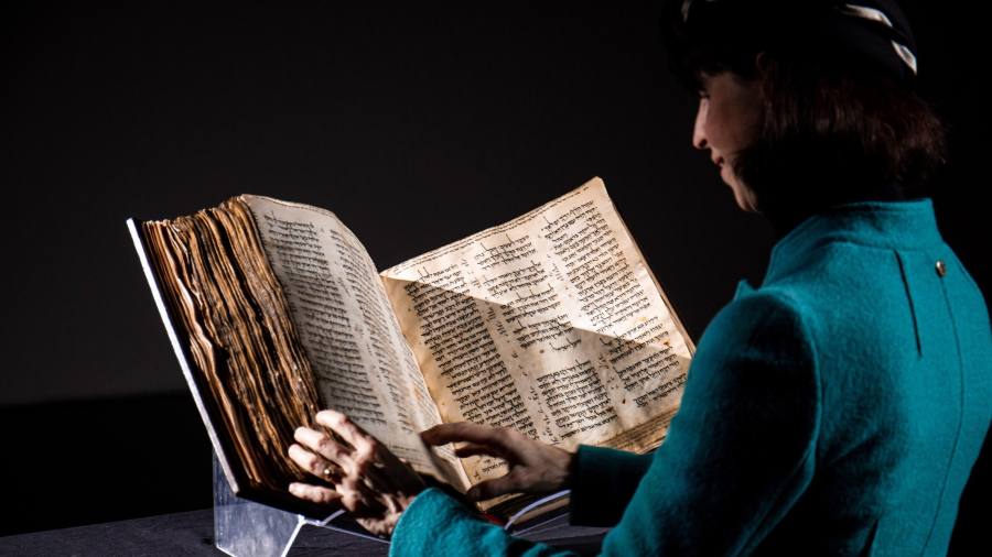 بيع الكتاب المقدس العبري الذي يعود إلى قرون مقابل 38.1 مليون دولار في مزاد