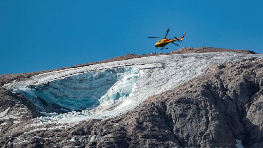 Sette alpinisti morti in una valanga dopo il crollo del ghiacciaio in Italia