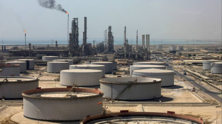 Нефть впервые в 2023 году достигла $90, поскольку Саудовская Аравия и Россия продлили сокращения поставок