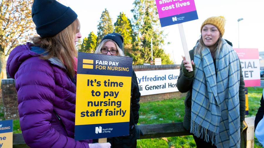 Los trabajadores del NHS en Gales suspenden la huelga después de que Cardiff aumenta la oferta salarial